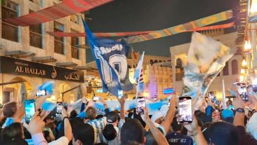 El último banderazo argentino en Doha congregó una masiva asistencia de hinchas.