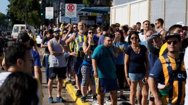 Largas colas y alta participación de socios canallas.