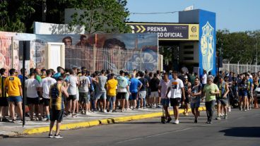 Largas colas y alta participación de socios canallas.