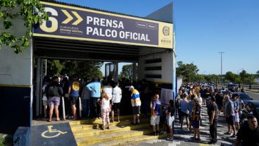 Largas colas y alta participación de socios canallas.