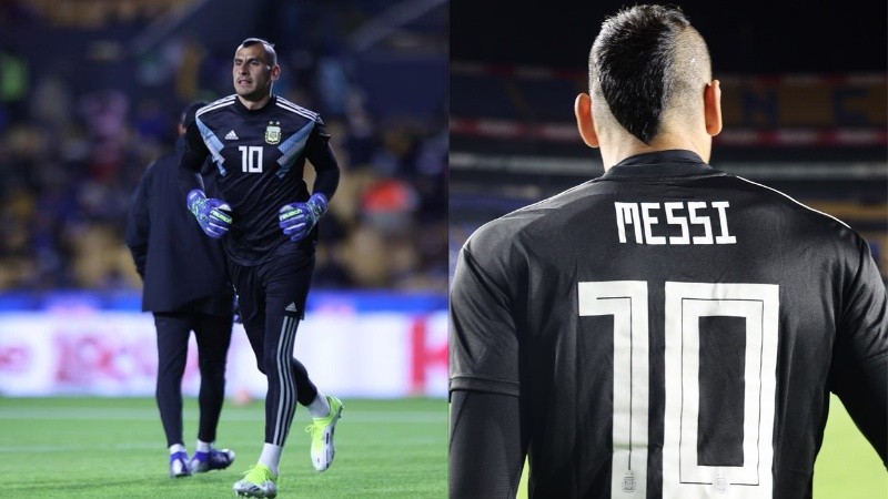 Nahuel Gumzán utilizó una de las camisetas argentinas alternativas para la entrada en calor.