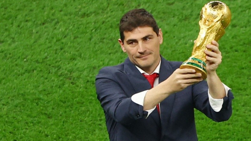 Casillas presentó la copa antes del partido.