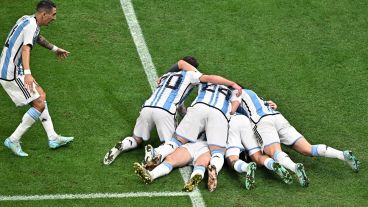 La montonera sobre Messi después del primer gol en la final ante Francia.