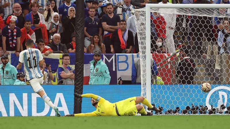 Fideo sale a gritar su gol en la final de la Copa del Mundo.