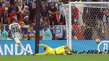 Fideo sale a gritar su gol en la final de la Copa del Mundo.