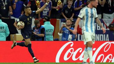 Mbappé descontó de penal y empató el partido con un potente remate de zurda.