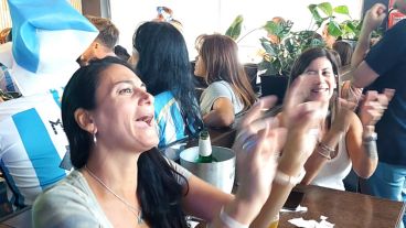 Los rosarinos en los bares, con el partido de la selección.