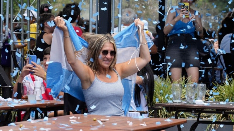 Los rosarinos en los bares, con el partido de la selección.