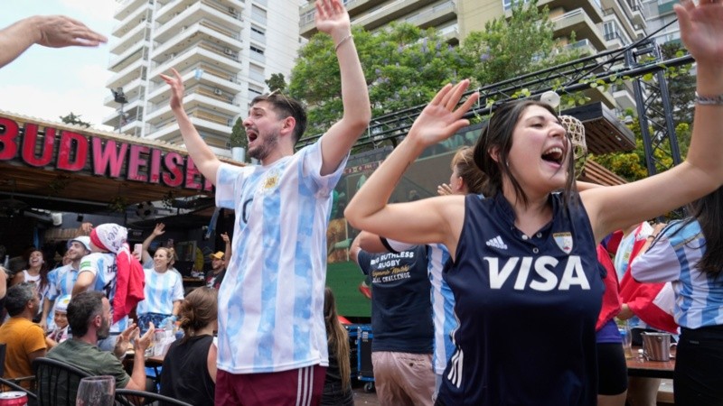 Los rosarinos en los bares, con el partido de la selección.