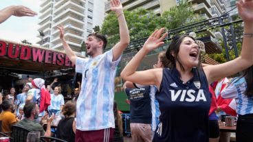 Los rosarinos en los bares, con el partido de la selección.