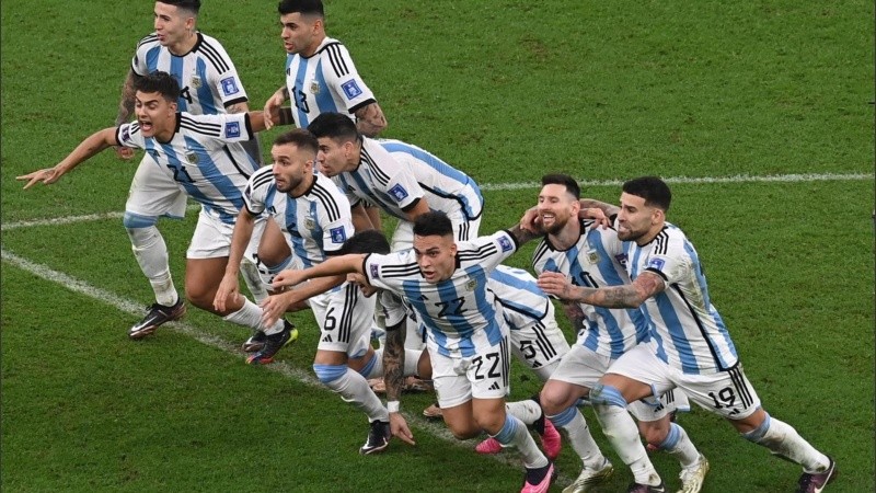 El festejo argentino tras el penal convertido por Montiel: campeones del Mundo.