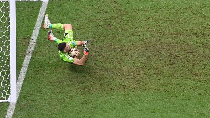 El Dibu Martínez le detiene el penal a Koman y Argentina festeja.