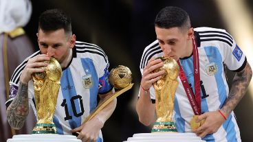 Messi y Di María besaron la copa por fin.