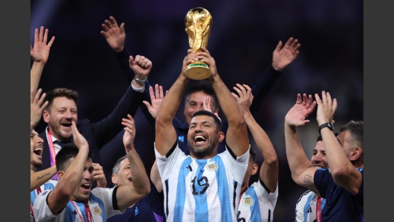 El Kun se puso la camiseta y se sumó al plantel.