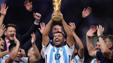 El Kun se puso la camiseta y se sumó al plantel.