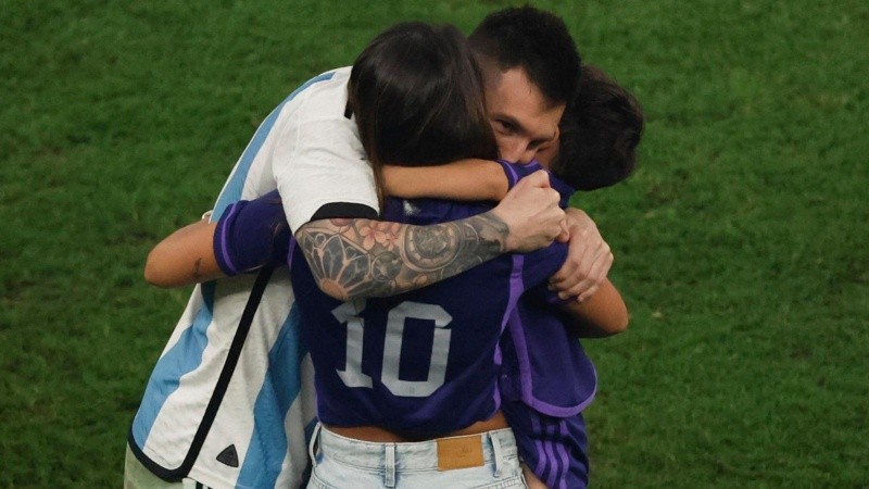 Lionel Messi y Antonela Roccuzzo se unieron en un abrazo.