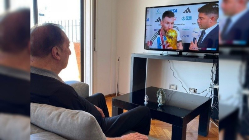 Carlos Bilardo mirando la final de la Copa del Mundo que consagró a Argentina.