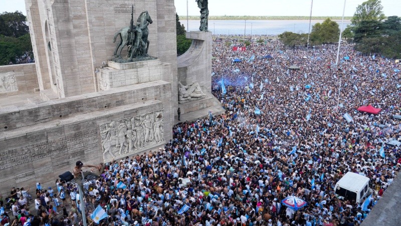 Los festejos en el Monumento a la Bandera. 