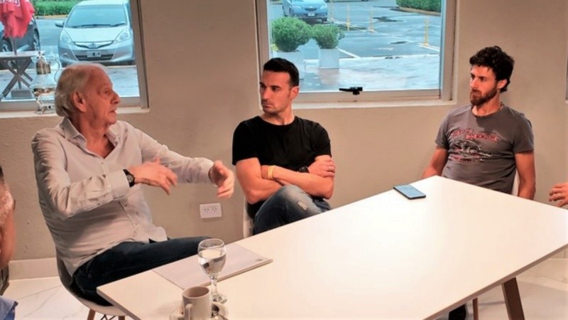 Menotti conversa con Scaloni y Aimar.