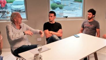 Menotti conversa con Scaloni y Aimar.