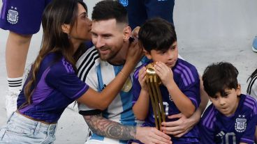 Messi con Antonela Rocuzzo y dos de sus hijos en el estadio Lusail, en medio de los festejos.