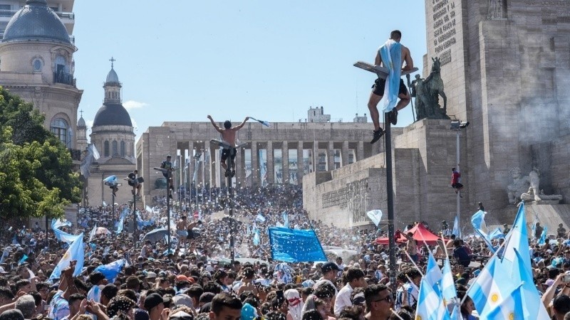 Festejo en altura: aún a propio riesgo, muchos treparon luminarias y estatuas.