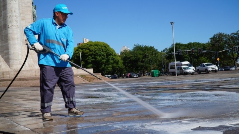 Limpieza en el Monumento a la Bandera