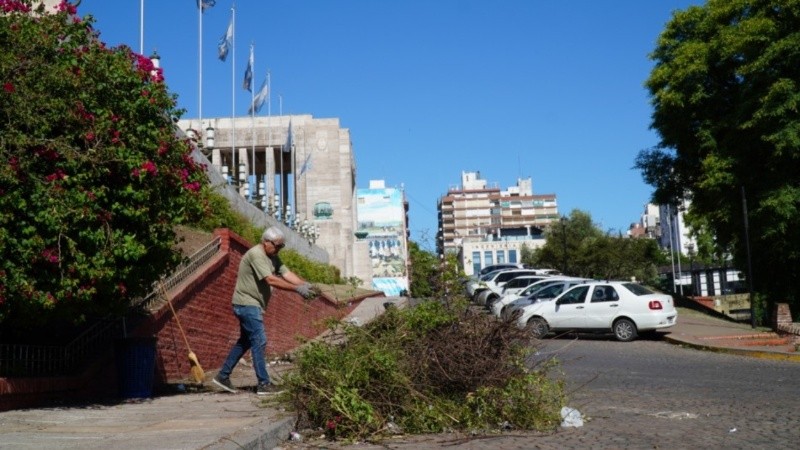 Limpieza en el Monumento a la Bandera