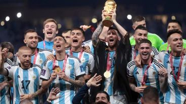 Los jugadores celebraron largas horas en Doha, pasearon en un micro descapotable y se subieron al avión que los trae al país.