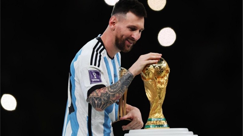 Argentina trae la copa en el avión, pero debe ajustarse al protocolo FIFA.