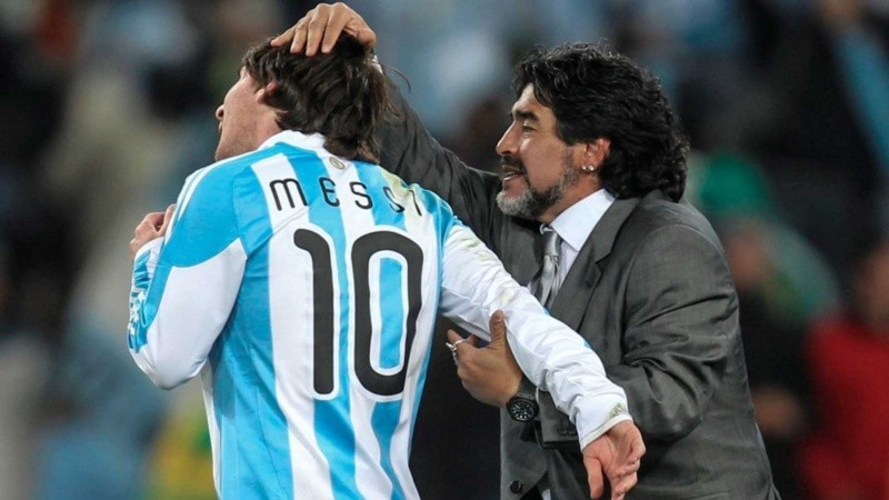 Diego con Messi en 2010. Le heredó la corona y la gloria.