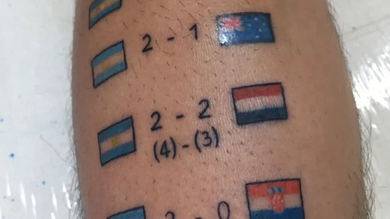 El tatuaje incluye los resultados de todos los partidos que Argentina disputó en el Mundial.