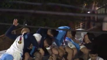 Los jugadores que estaban en la parte superior del micro descapotable debieron agacharse para no ser lastimados