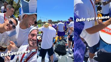 Las fotos de los jugadores en el comienzo de la caravana arriba del micro.