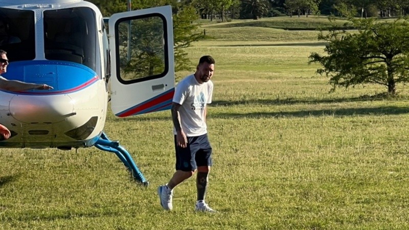 Messi llegando al country de Funes, luego de consagrarse campeón del mundo