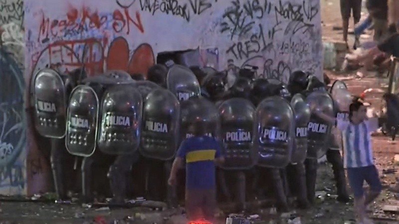 Una cadena de policías contra el Obelisco vandalizado.