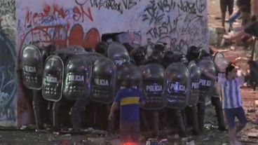 Una cadena de policías contra el Obelisco vandalizado.