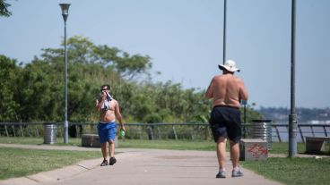 Rosario vivió otra jornada calurosa, pero la lluvia de media tarde generó un descenso de temperatura.
