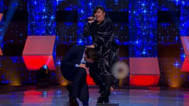 Marcelo Tinelli asiste a Giuli Ramos en la pista de "Canta conmigo ahora".