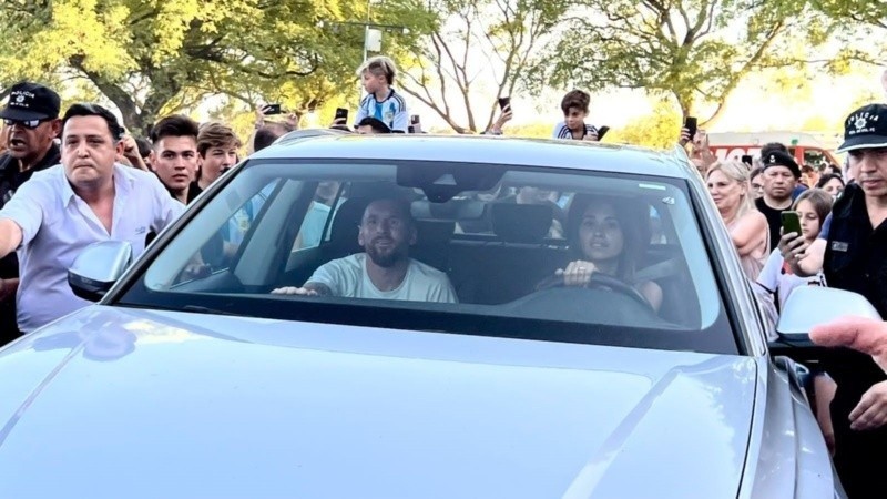Messi y Antonela, entre la multitud de fanáticos que los fue a saludar a Funes.