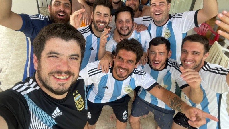 A la izquierda el intendente de Venado festejando con amigos la Copa del Mundo.