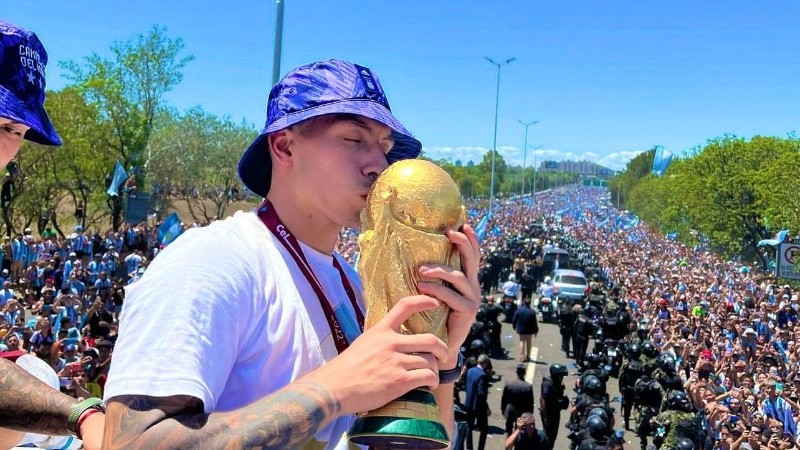 El defensor surgido en Newell's fue uno de los que homenajeó al DT campeón en el 86.