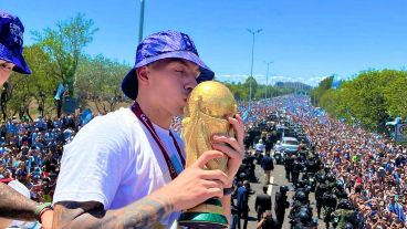 El defensor surgido en Newell's fue uno de los que homenajeó al DT campeón en el 86.