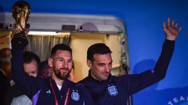 El momento más esperado: Messi y Scaloni bajan del avión con la copa del mundo