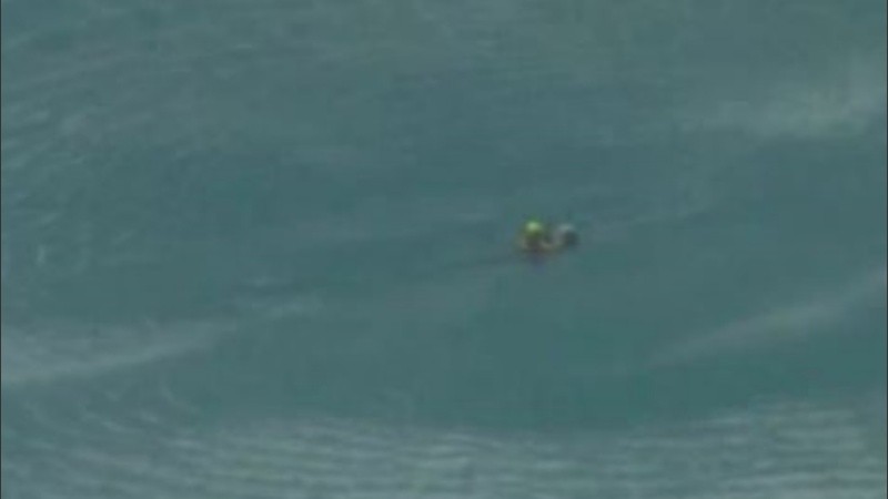 Una ola gigantesca golpeó el bote en el que viajaba.