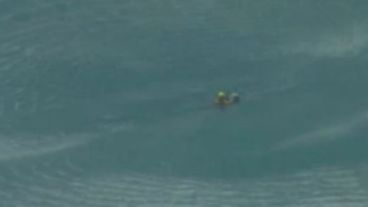 Una ola gigantesca golpeó el bote en el que viajaba.