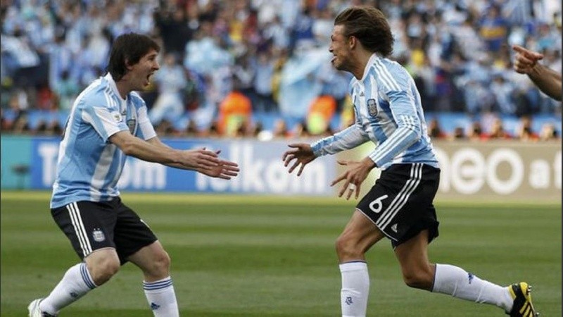 Messi y Heinze cuando eran compañeros en la selección argentina. 
