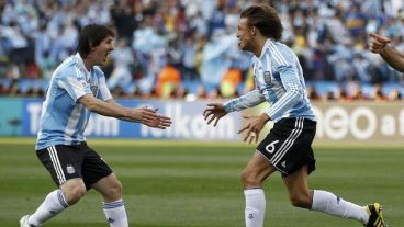 Messi y Heinze cuando eran compañeros en la selección argentina.