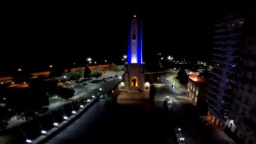 La ciudad recibe a sus ídolos con el Monumento iluminado.