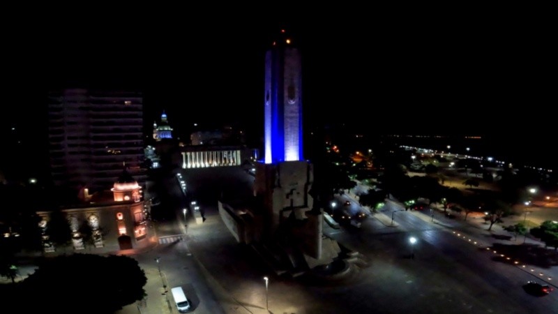 La ciudad recibe a sus ídolos con el Monumento iluminado.